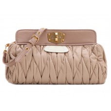 Miu Miu Matelasse oversized converteerbare clutch in beige