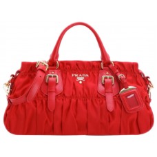 Prada Tessuto Gaufre nylon tas met handvat aan de bovenzijde rood