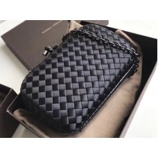 Bottega Veneta knoop clutch in Boucher Intreccio zwart