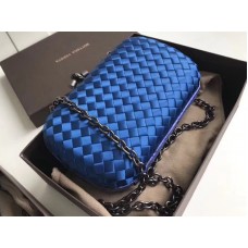Bottega Veneta knoop clutch in Boucher Intreccio blauw