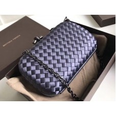 Bottega Veneta knoop clutch in Boucher Intreccio donkerblauw
