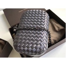 Bottega Veneta knoop clutch in Boucher Intreccio donkergrijs