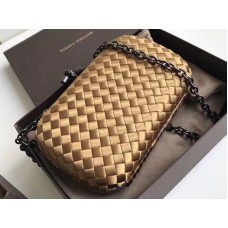 Bottega Veneta knoopclutch in Boucher Intreccio goud