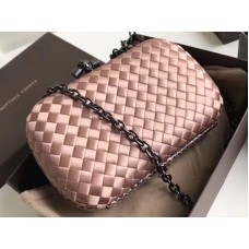 Bottega Veneta knoop clutch in Boucher Intreccio lichtroze