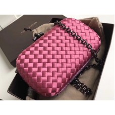 Bottega Veneta knoop clutch in Boucher Intreccio roze