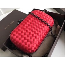 Bottega Veneta knoop clutch in Boucher Intreccio rood