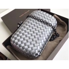 Bottega Veneta knoop clutch in Boucher Intreccio zilver