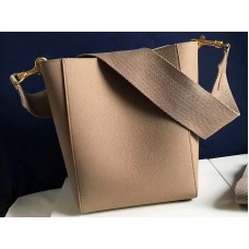 Celine Sangle kleine bucket bag van zacht generfd kalfsleer in beige.