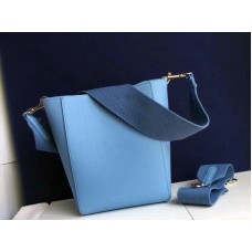 Celine Sangle kleine bucket bag van zacht generfd kalfsleer in blauw.