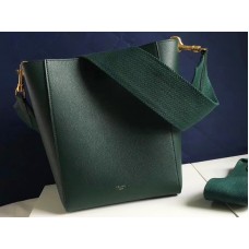 Celine Sangle kleine bucket bag van zacht generfd kalfsleer in groen.