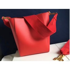 Celine Sangle kleine bucket bag van zacht generfd kalfsleer in rood.