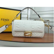 Fendi Baguette van lamsleer in wit