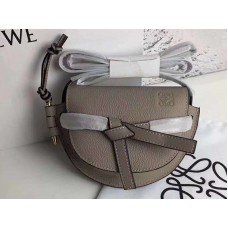 Loewe Gate Mini Bag van zacht generfd kalfsleer, grijs