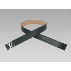 Zwarte leren riem met Louis Vuitton initialen en zilveren gesp.